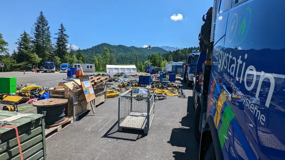 energystation Materiallager mit Kabeltrommeln und Servicefahrzeugen für die mobile Infrastruktur beim G7-Gipfel in Garmisch