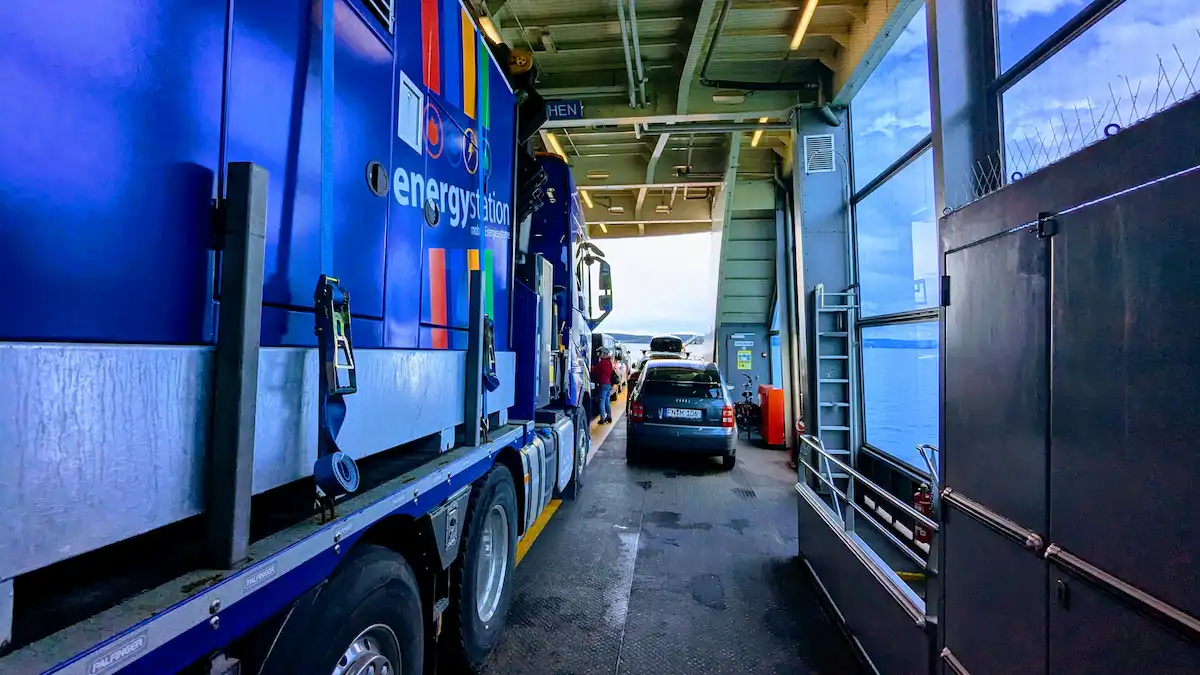 Anlieferung der mobilen Stromerzeuger für das TV-Event auf der Insel Mainau per Lkw und Bodensee-Fähre.