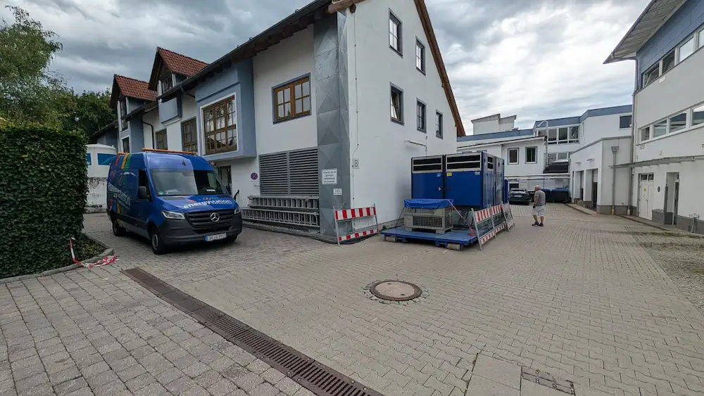 energystation Servicefahrzeug liefert zwei Stromaggregate im Twinpack-Betrieb vor Ort