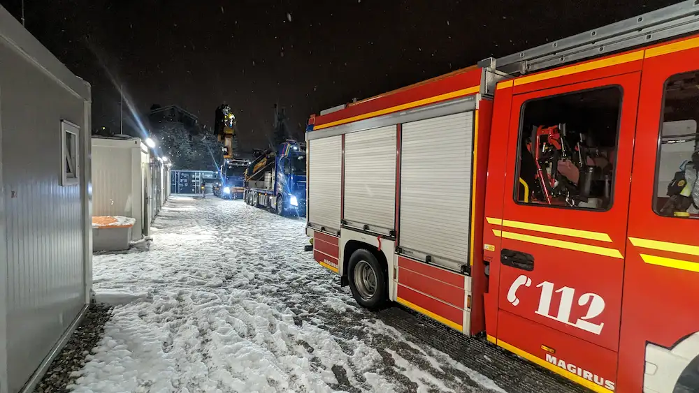 energystation bei der Anlieferung einer Notheizung mit unterstützung der Berufsfeuerwehr München.