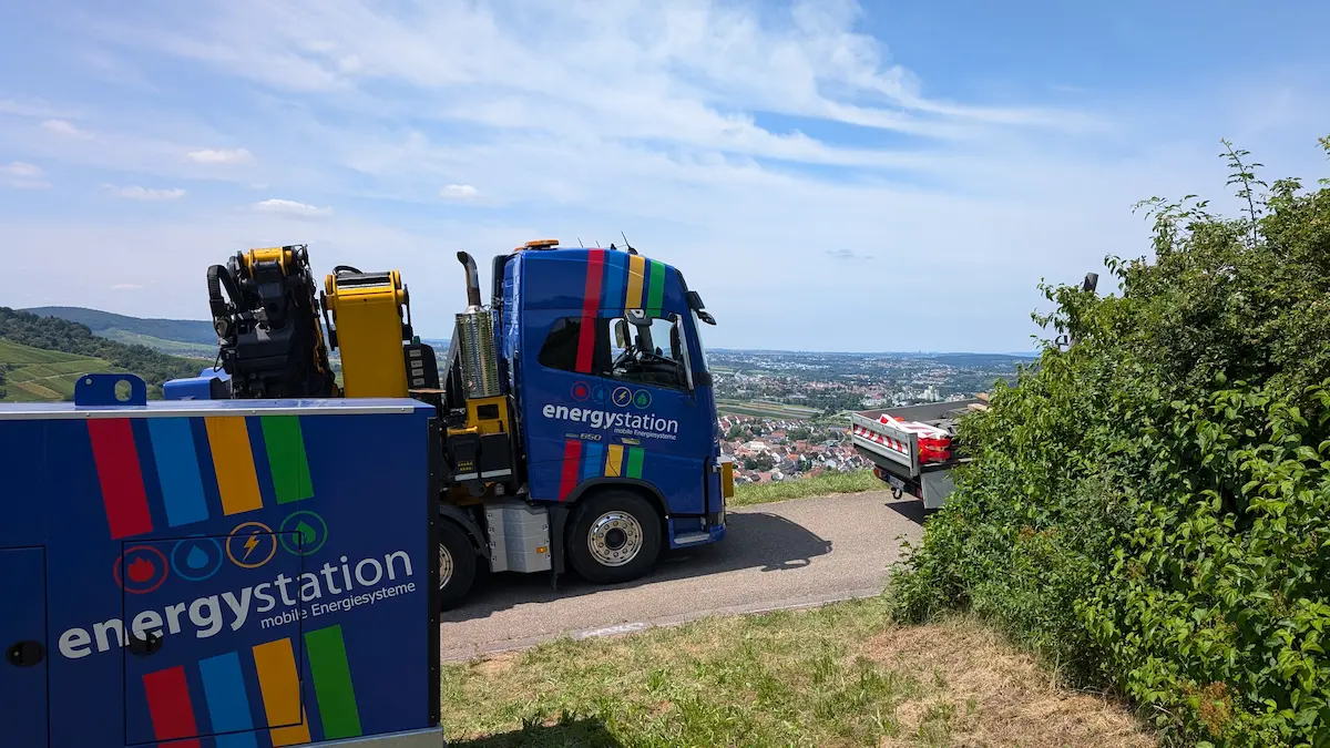 Mobile Event-Stromversorgung in Hanglage: Ladekran-LKW und Stromaggregat von energystation im Weinberg Weinstadt.