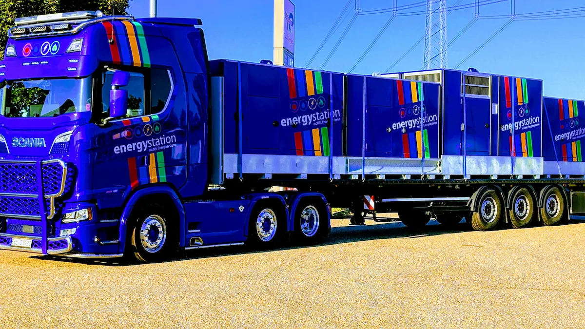 Mobile Event-Stromversorgung: Scania Schwerlastzug von energystation beladen mit 11 Stromaggregaten für Weinstadt.